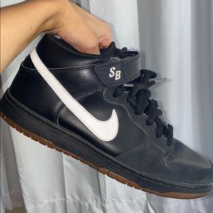 Men’s black Nike SB Dunks